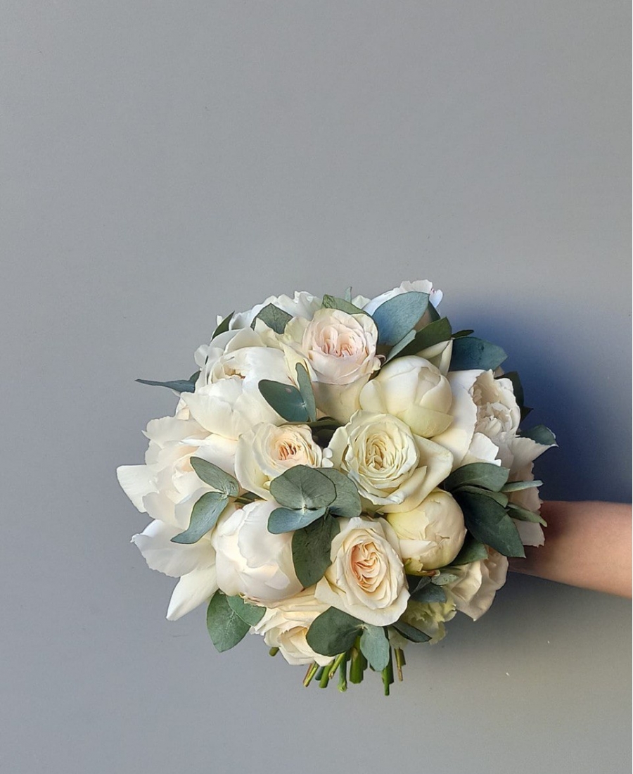 Classic white bridal bouquet LOV 25